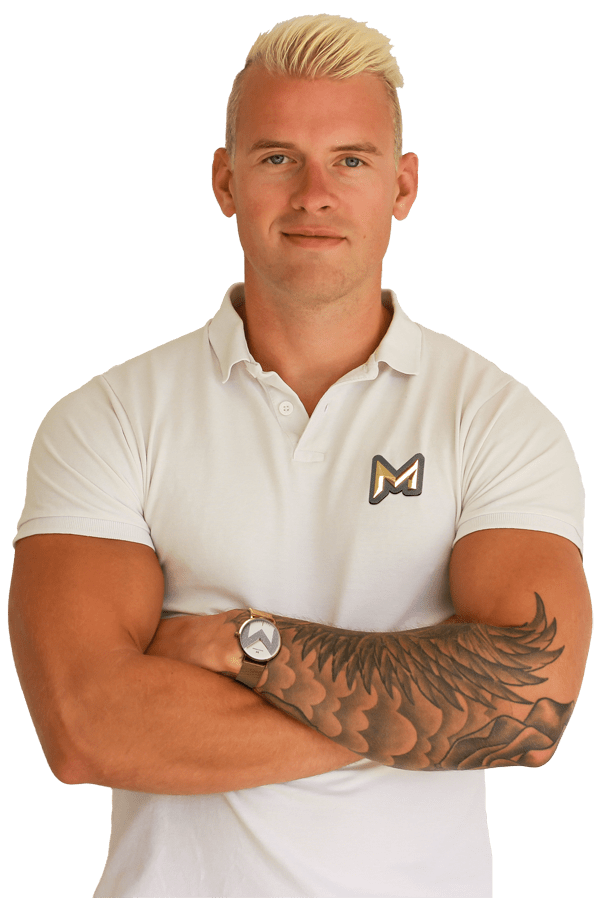 Marco Perner im Porträt, frontal mit verschränkten Händen, weißes Polohemd, PERNER VENTURES Logo, Unternehmer in Dubai.